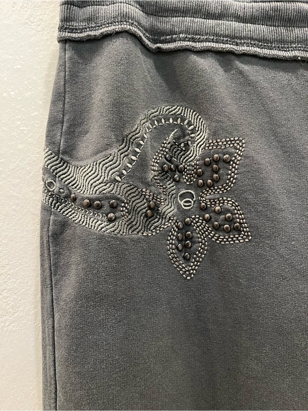 Embellished Gray Distressed Drawstring Lounge Pants. Size Large - Picture 3 of 5